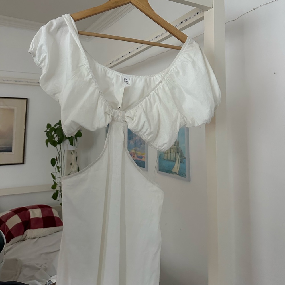 Isabel‘s cabinet white dress